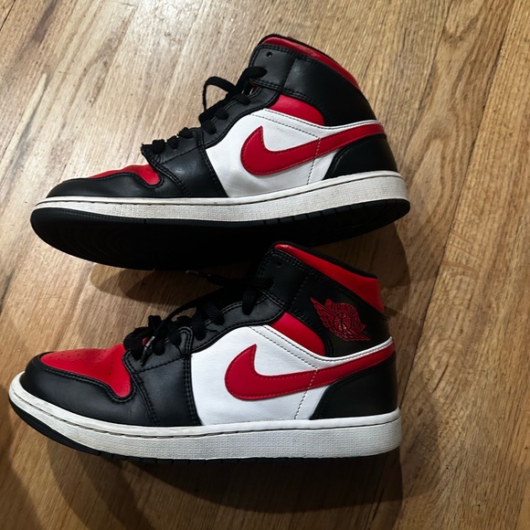 Air Jordan 1s Men Size 9. Great Condition. - Picture 2 of 7